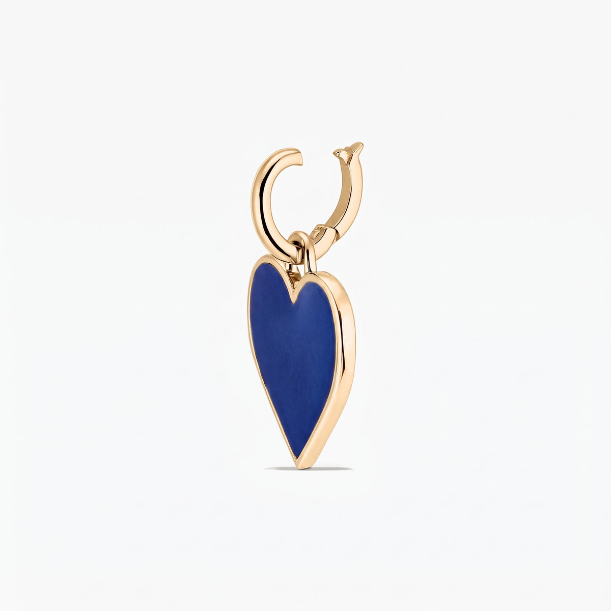 Primo piano di un ciondolo d'argento con un charm a forma di cuore blu intenso incorniciato da un bordo color oro, isolato su sfondo bianco.