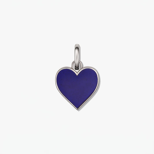 Ciondolo a forma di cuore in argento con centro blu intenso, isolato su sfondo bianco.