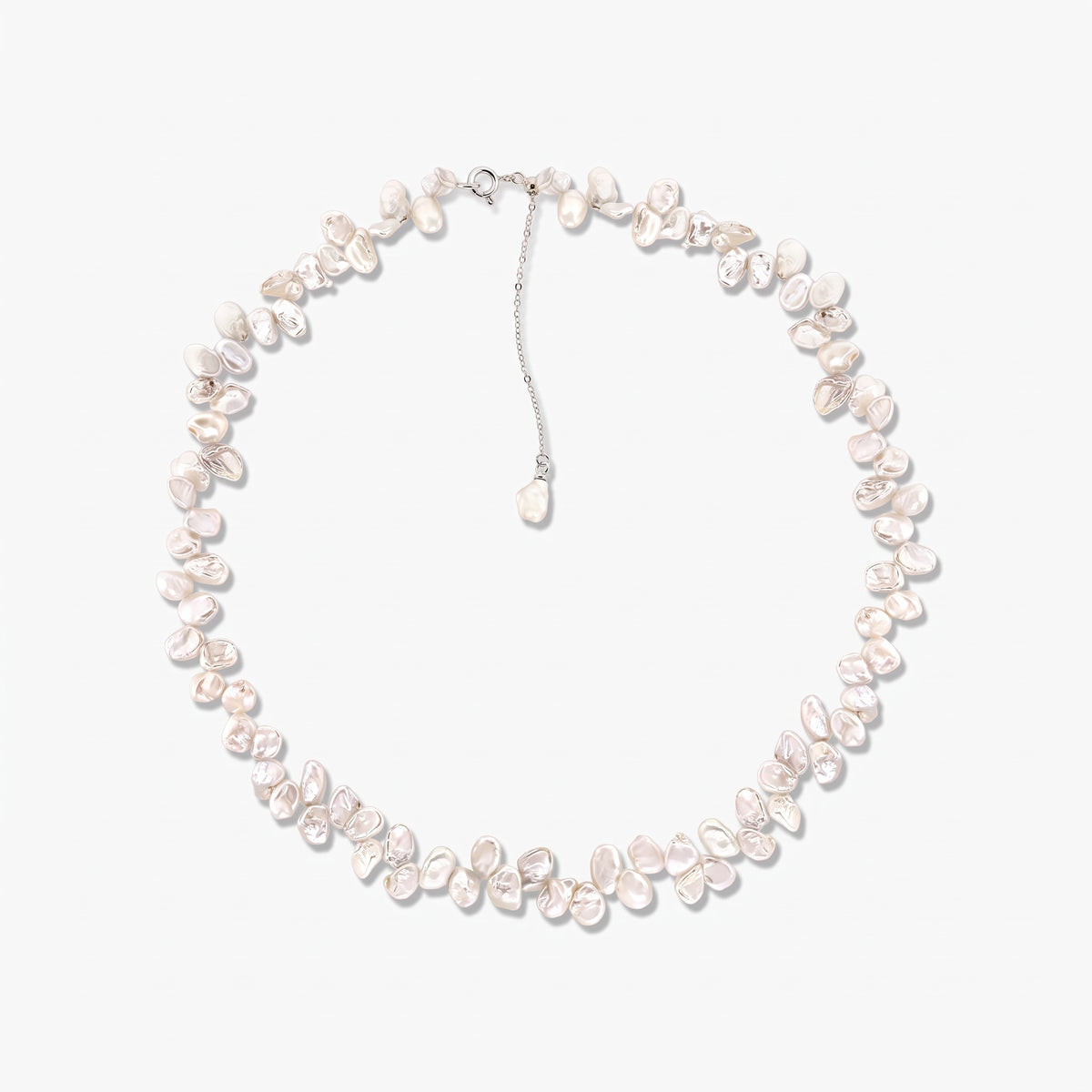 Collana in argento sterling con perle coltivate bianche barocche irregolari disposte a cerchio su sfondo bianco, con catena regolabile e ciondolo a perla pendente.