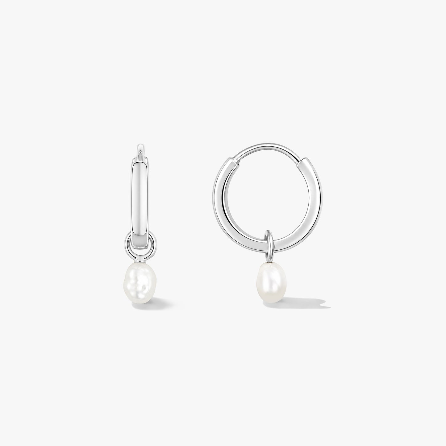Coppia di orecchini a cerchio in argento sterling con piccole gocce di perla naturale su sfondo bianco, uno in vista frontale e uno in vista laterale.