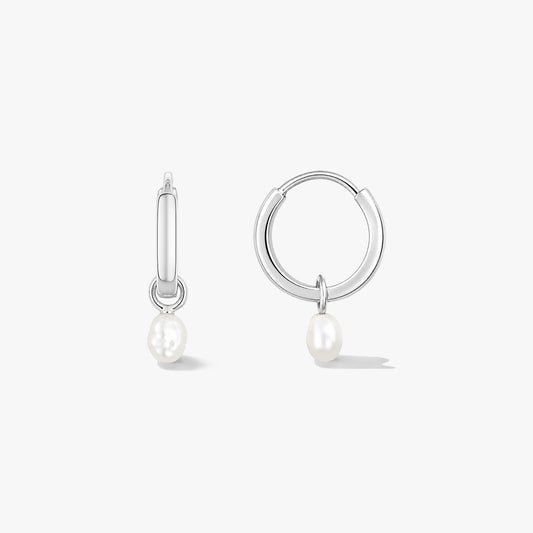 Coppia di orecchini a cerchio in argento sterling con piccole gocce di perla naturale su sfondo bianco, uno in vista frontale e uno in vista laterale.