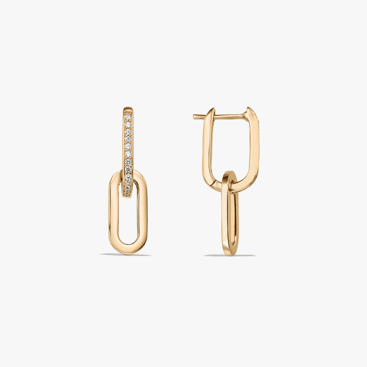 Paio di orecchini pendenti a maglie in argento 925 placcato in oro con pavé di zirconia cubica sulla barretta frontale, su sfondo bianco.