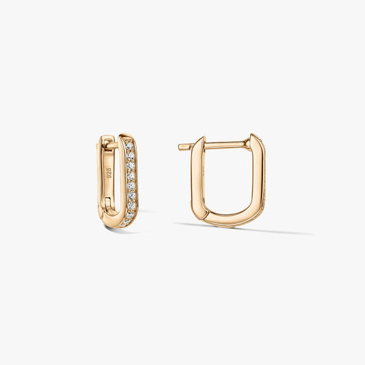 Coppia di orecchini a cerchio a U color oro in argento 925 con zirconi chiari pavé, mostrati su sfondo bianco con un orecchino aperto e uno chiuso.