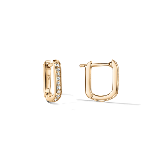 Coppia di orecchini huggie a forma di U in argento 925 con finitura dorata; un cerchio impreziosito da zirconi trasparenti incastonati pavé, mostrati di fronte e di lato su uno sfondo pulito e trasparente.