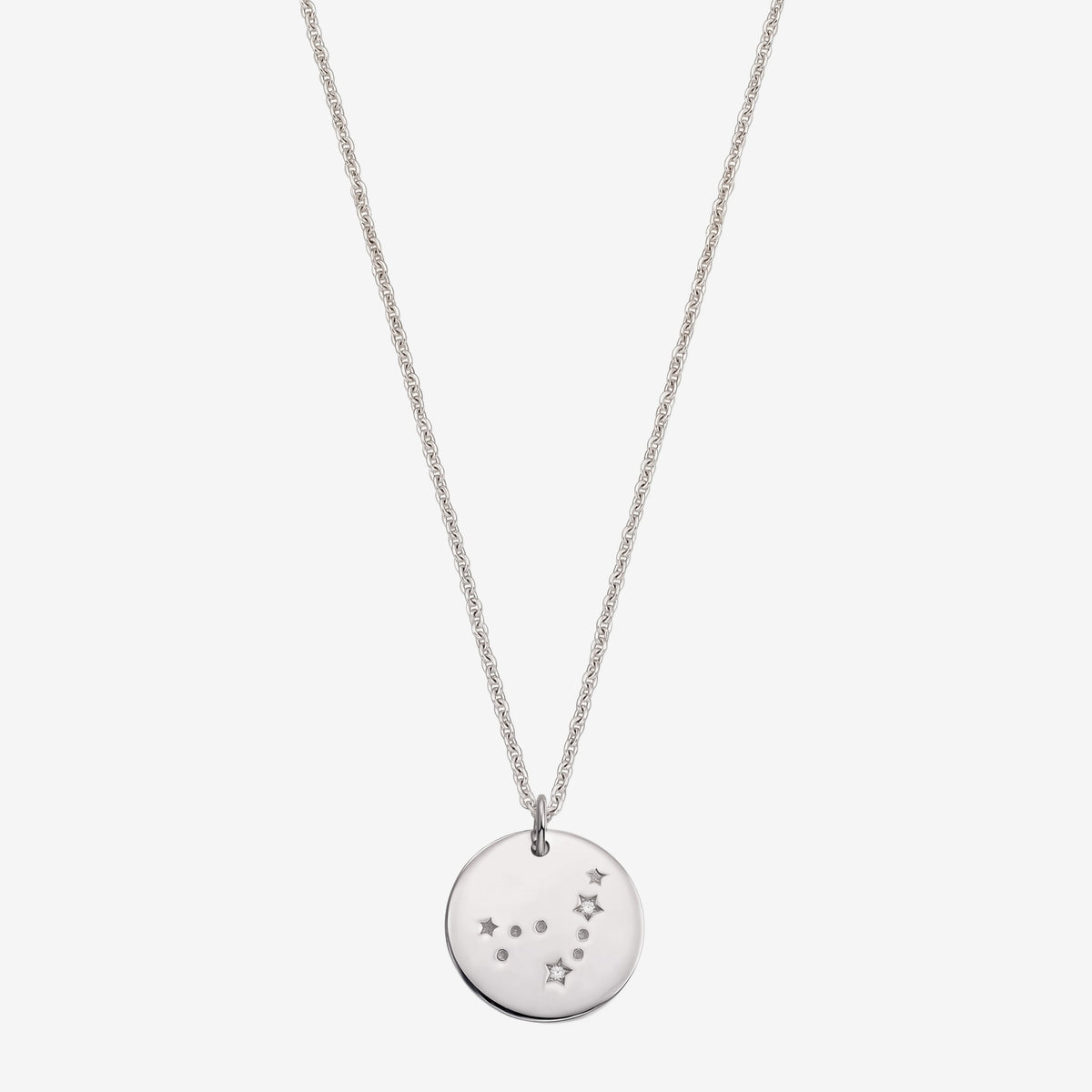 Collana con pendente a disco zodiacale Capricorno in argento sterling 925 delicato con accenti di zaffiro bianco, fotografata su sfondo bianco.