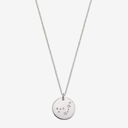 Collana con pendente a disco zodiacale Capricorno in argento sterling 925 delicato con accenti di zaffiro bianco, fotografata su sfondo bianco.