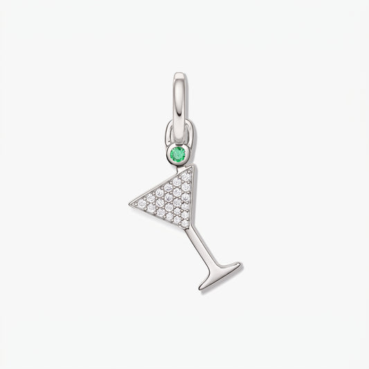 Ciondolo a forma di bicchiere da cocktail in argento con pavé di zirconia bianca e piccolo accento in pietra verde su sfondo bianco pulito.