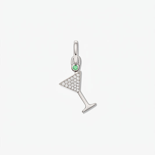 Ciondolo a forma di bicchiere da cocktail in argento sterling con pavé di zirconi bianchi e piccolo dettaglio verde, isolato su sfondo bianco.