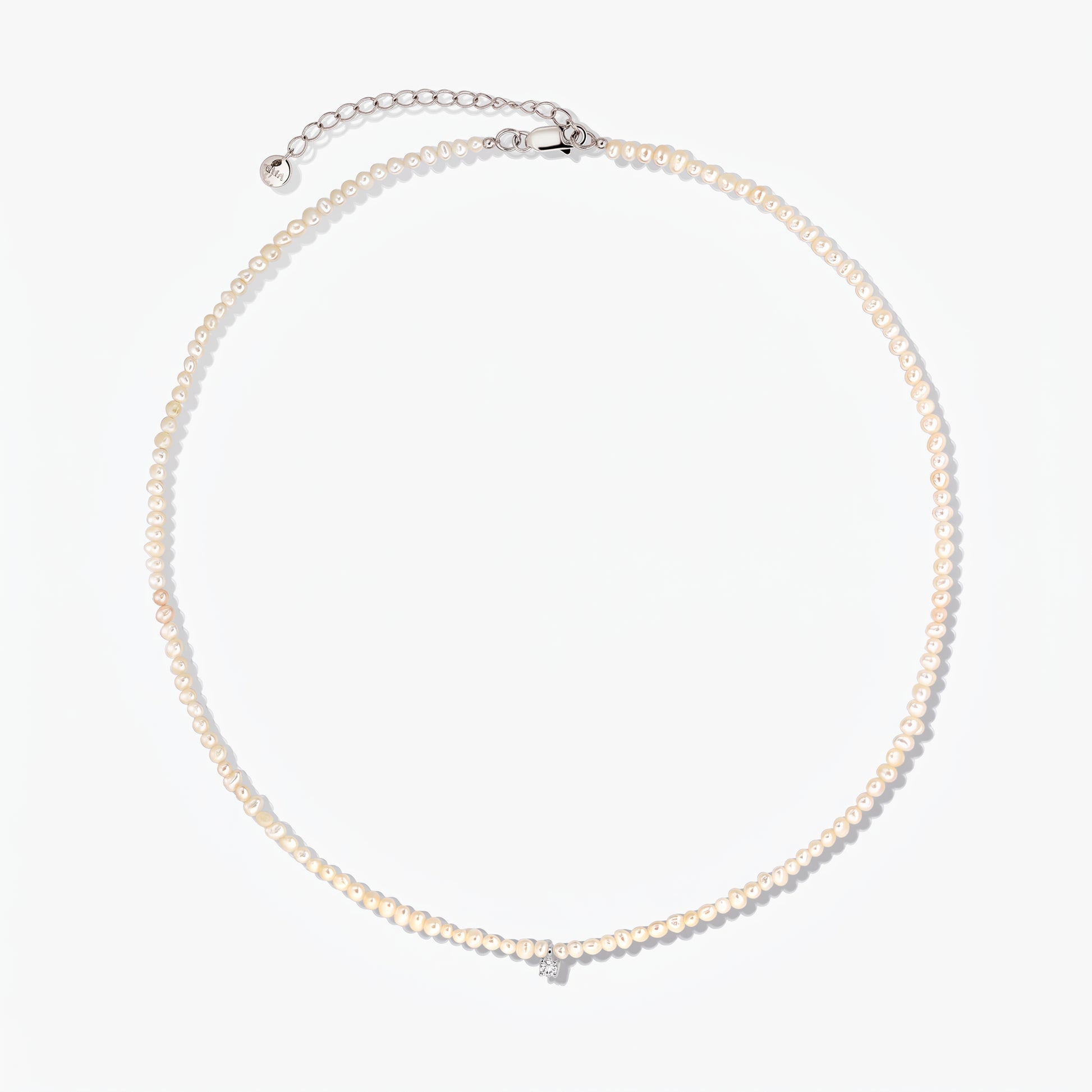 Collana Fairy in argento con piccole perle coltivate e catena di prolunga regolabile, fotografata su sfondo bianco.