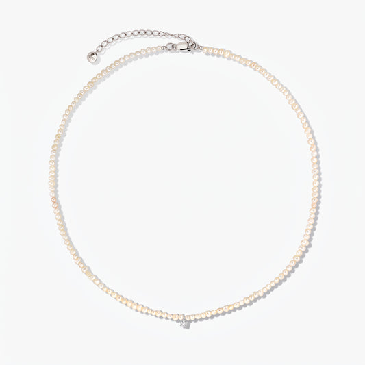 Collana Fairy in argento con piccole perle coltivate e catena di prolunga regolabile, fotografata su sfondo bianco.