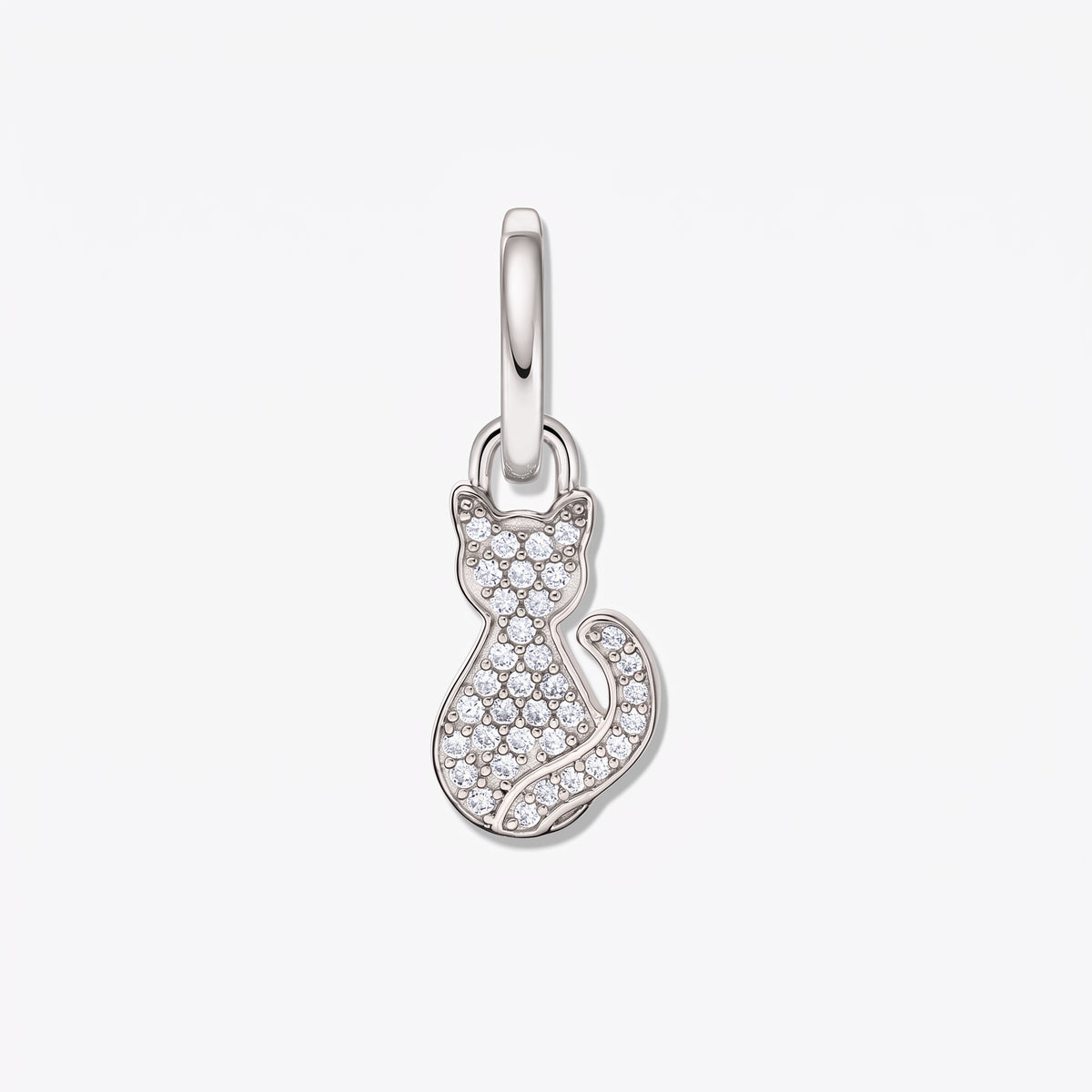 Pendente a forma di gatto in argento 925 placcato rodio con pavé di zirconi bianchi, fotografato su sfondo bianco.