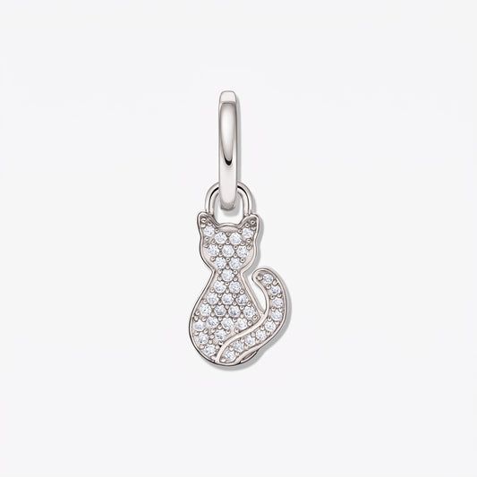 Pendente a forma di gatto in argento 925 placcato rodio con pavé di zirconi bianchi, fotografato su sfondo bianco.
