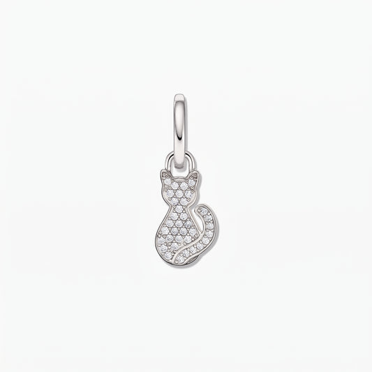 Ciondolo a forma di silhouette di gatto in argento sterling 925 placcato rodio con pavé di zirconia bianca su sfondo bianco.