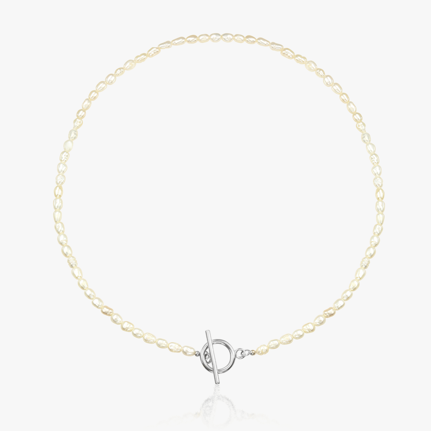 Collana in argento con perle naturali e chiusura a T su sfondo bianco.