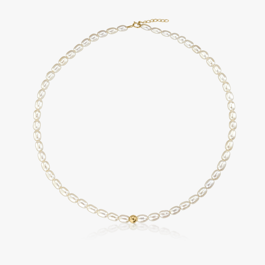 Una collana di perle con una chiusura in oro su sfondo bianco