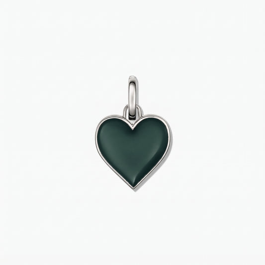 Ciondolo a forma di cuore in argento sterling con inserto verde scuro lucido su sfondo bianco.