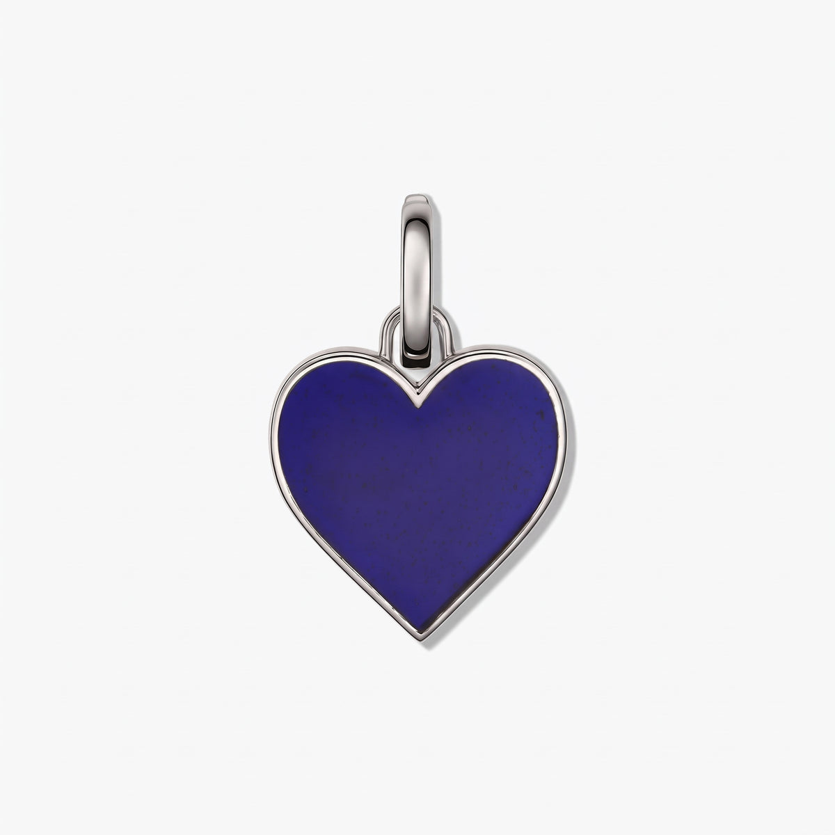 Ciondolo a forma di cuore in argento con inserto blu profondo, centrato su sfondo bianco.