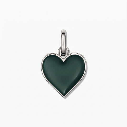 Ciondolo a forma di cuore in argento 925 placcato rodio con inserto verde scuro, centrato su sfondo bianco.
