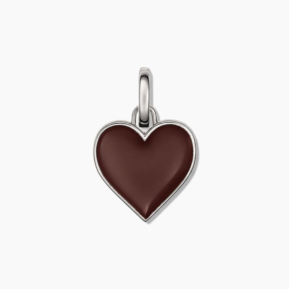 Pendente a forma di cuore in argento sterling con centro in smalto marrone lucido su sfondo bianco.