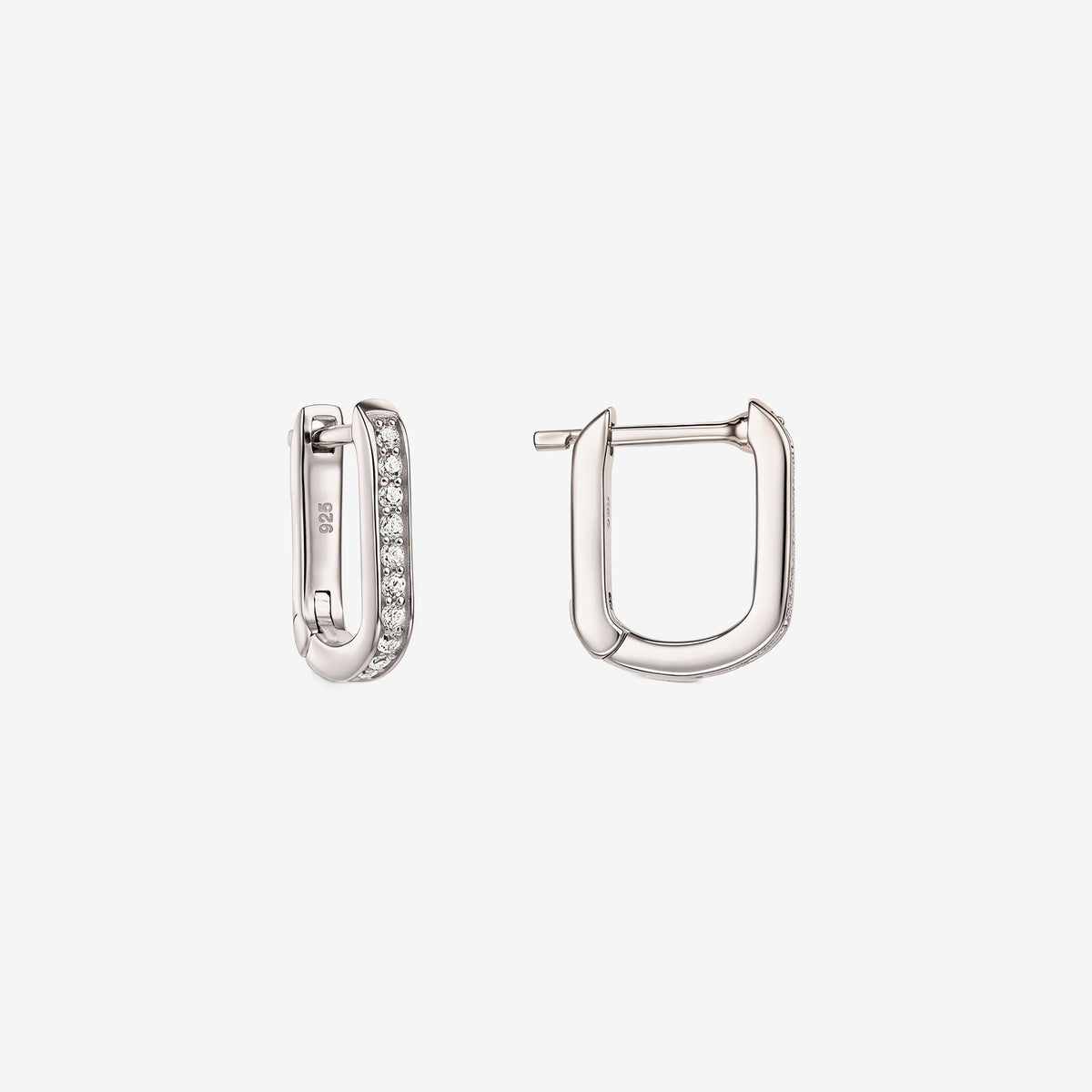Coppia di orecchini a cerchio a forma di U in argento sterling con pavé di zirconi chiari, uno mostrato aperto per mostrare la chiusura a cerniera, isolato su sfondo bianco.