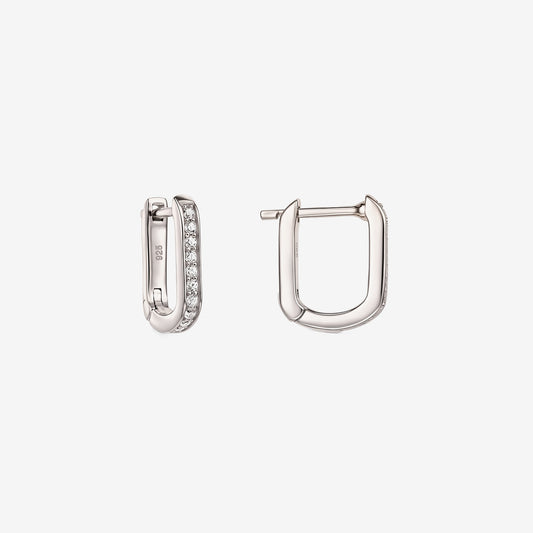Coppia di orecchini a cerchio a forma di U in argento sterling con pavé di zirconi chiari, uno mostrato aperto per mostrare la chiusura a cerniera, isolato su sfondo bianco.