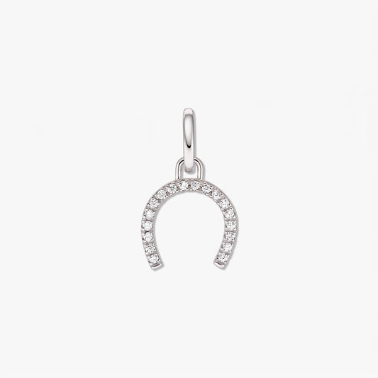 Ciondolo a ferro di cavallo in argento sterling con pavé di zirconia trasparente, isolato su sfondo bianco.