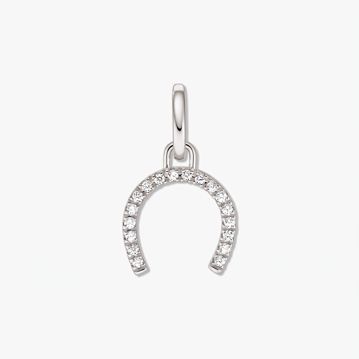 Ciondolo a ferro di cavallo in argento sterling impreziosito da pietre di zirconia bianche su sfondo bianco.