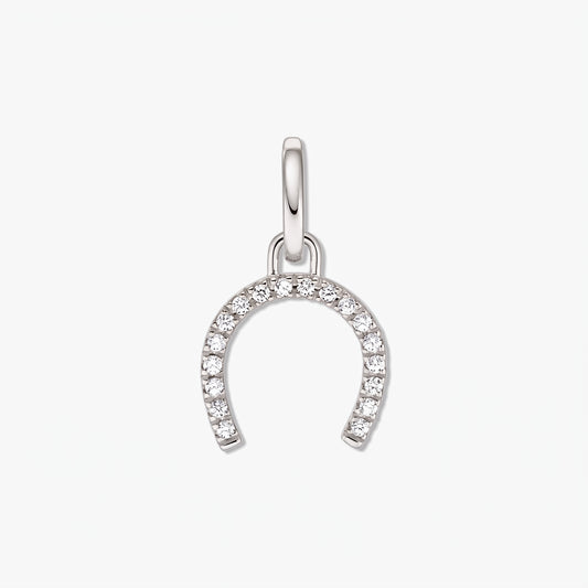 Ciondolo a ferro di cavallo in argento sterling impreziosito da pietre di zirconia bianche su sfondo bianco.