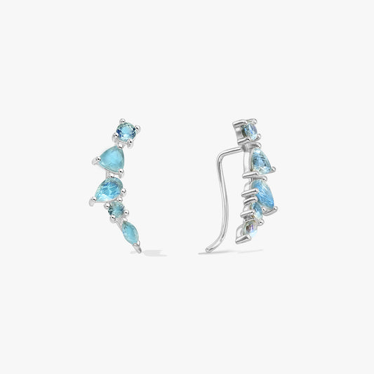 Paio di orecchini ear climber in argento sterling con pietre di labradorite blu di dimensioni graduate su sfondo bianco, mostrati in vista frontale e laterale.
