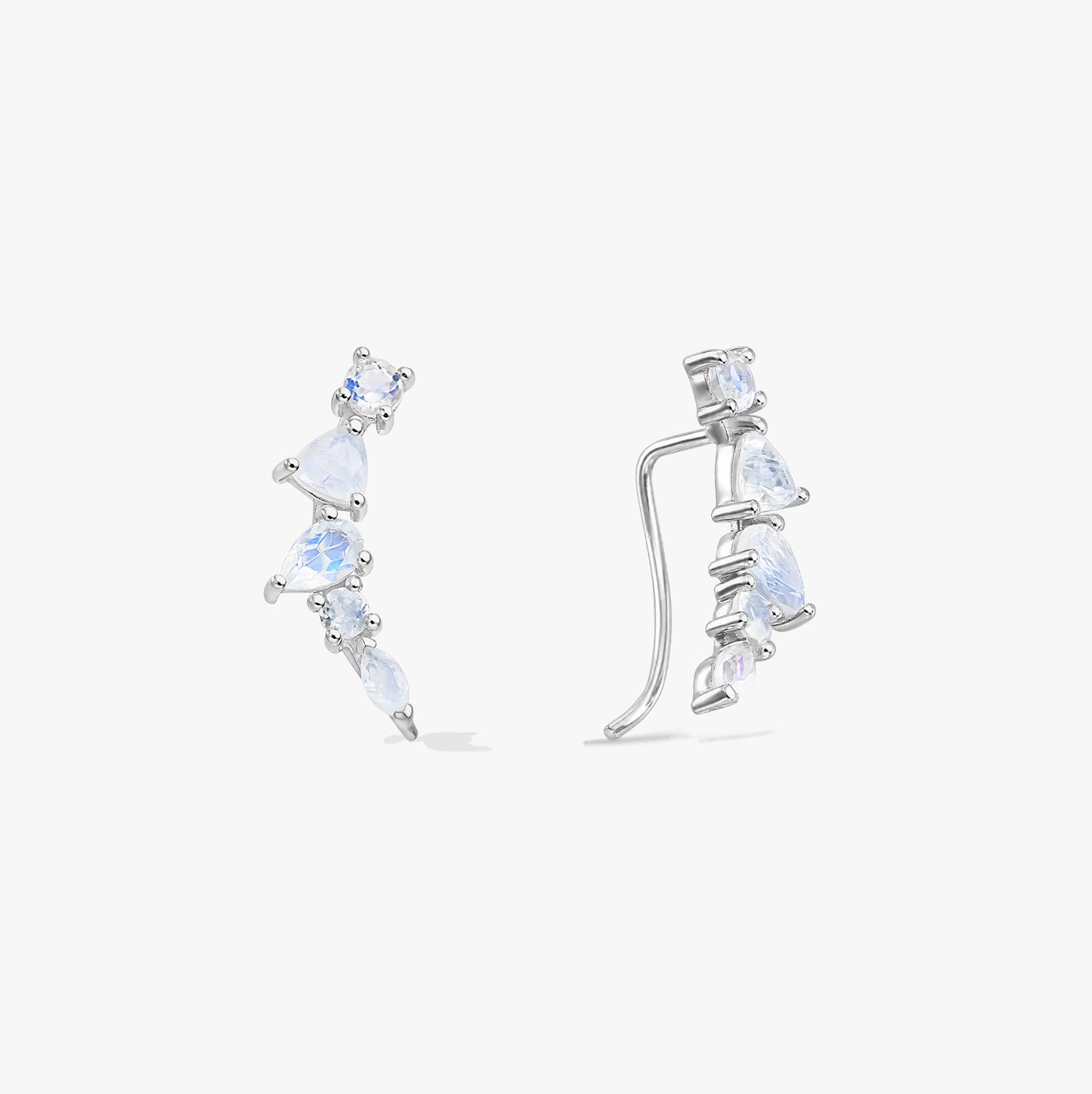 Coppia di orecchini ear climber in argento sterling con pietra di luna, mostrati in vista frontale e laterale su sfondo bianco.