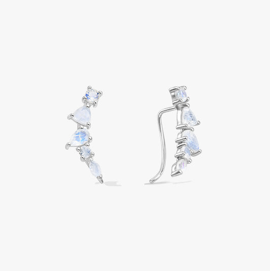 Coppia di orecchini ear climber in argento sterling con pietra di luna, mostrati in vista frontale e laterale su sfondo bianco.