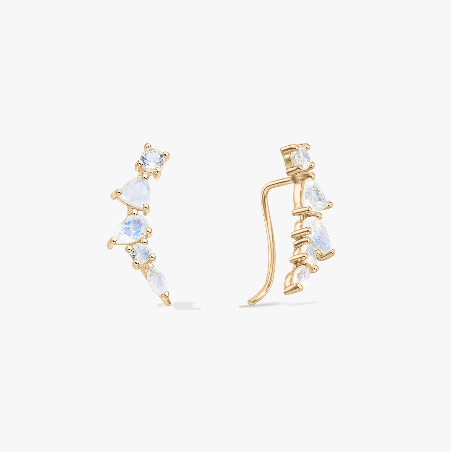 Coppia di orecchini ear climber con ear cuff in argento 925 con finitura color oro e pietre di luna a taglio misto, mostrati in vista frontale e laterale su sfondo bianco.