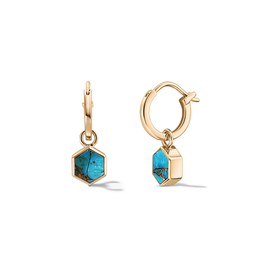 Coppia di piccoli orecchini a cerchio in argento 925 tono oro con ciondoli a esagono in pietra turchese Blue Copper su sfondo trasparente e pulito.