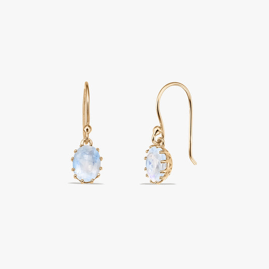 Paio di orecchini pendenti in argento sterling placcato oro con gemme ovali di pietra di luna, su sfondo bianco, viste frontale e laterale.