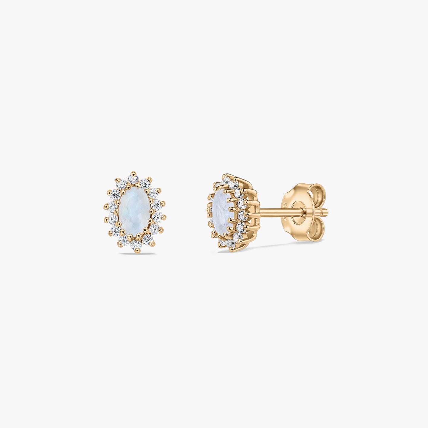 Coppia di orecchini a perno in argento sterling placcato oro con pietra di luna ovale al centro e un contorno di piccole pietre bianche, mostrati su sfondo bianco in vista frontale e laterale.