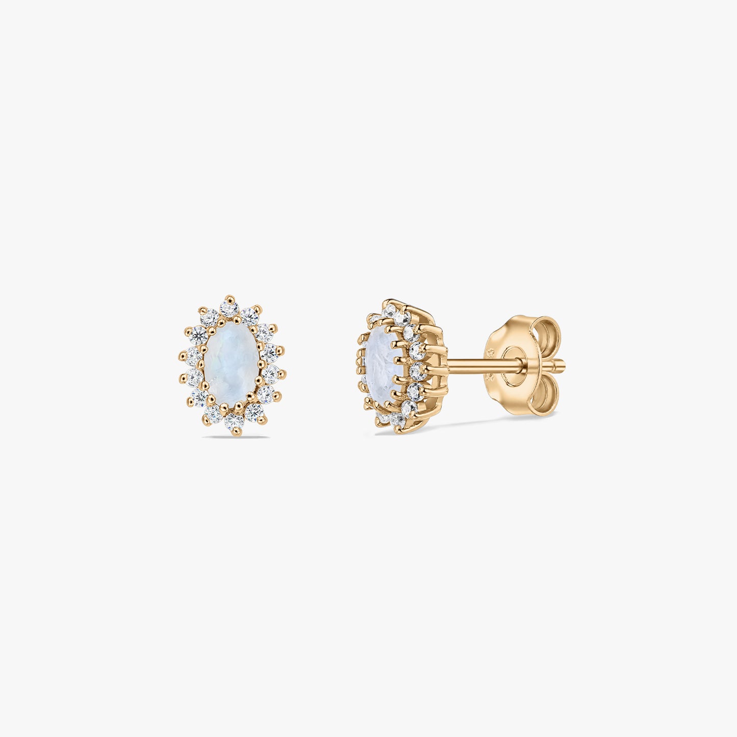 Coppia di orecchini a perno in argento sterling placcato oro con pietra di luna ovale al centro e un contorno di piccole pietre bianche, mostrati su sfondo bianco in vista frontale e laterale.