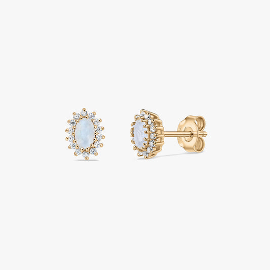 Coppia di orecchini a perno in argento sterling placcato oro con pietra di luna ovale al centro e un contorno di piccole pietre bianche, mostrati su sfondo bianco in vista frontale e laterale.