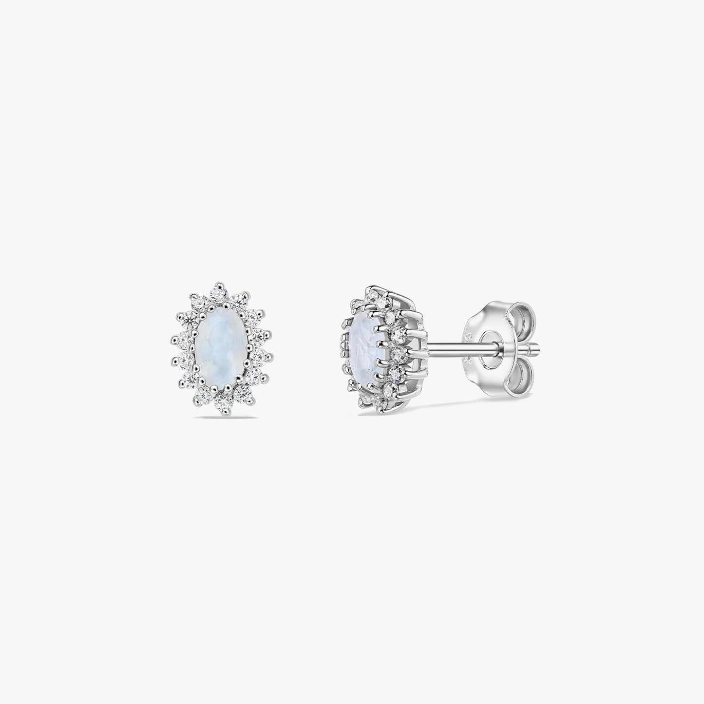 Coppia di orecchini a perno in argento sterling con pietra di luna e halo, su sfondo bianco; viste frontale e laterale con cabochon ovali e chiusure a farfalla.