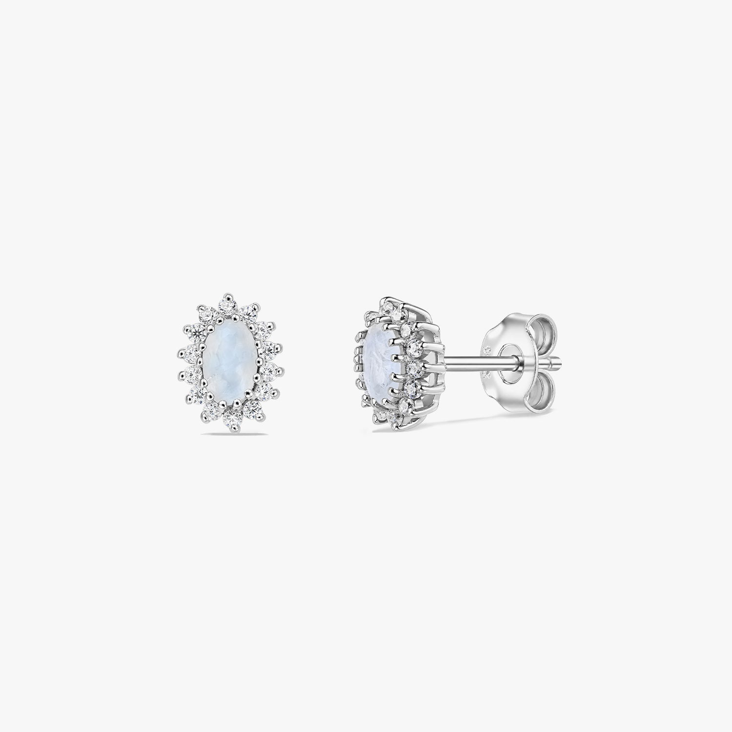 Coppia di orecchini a perno in argento sterling con pietra di luna e halo, su sfondo bianco; viste frontale e laterale con cabochon ovali e chiusure a farfalla.