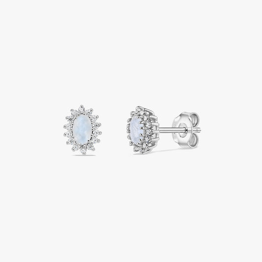Coppia di orecchini a perno in argento sterling con pietra di luna e halo, su sfondo bianco; viste frontale e laterale con cabochon ovali e chiusure a farfalla.