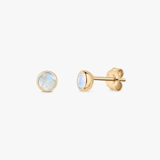 Coppia di orecchini a lobo con pietra di luna rotonda in argento sterling placcato oro su sfondo bianco, mostrati frontalmente e di lato con chiusure a farfalla.