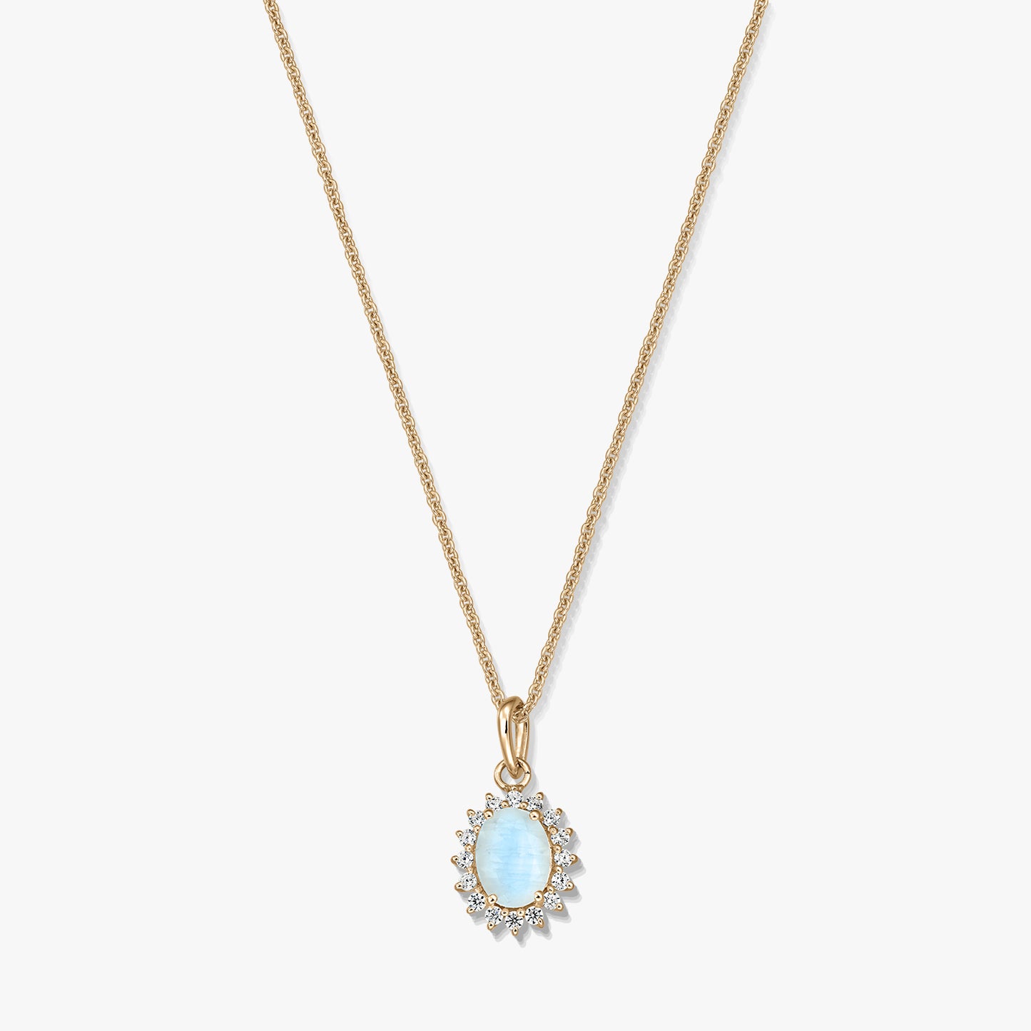 Collana in argento sterling placcato oro con un pendente ovale in pietra di luna azzurro chiaro, incorniciato da piccole pietre trasparenti, su sfondo bianco.