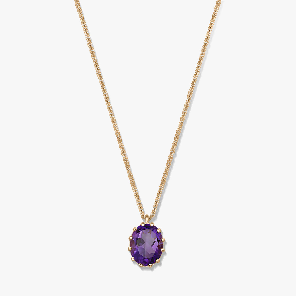 Collana in argento 925 placcato oro con ciondolo ovale sfaccettato in ametista su sfondo bianco.