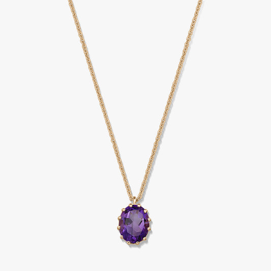 Collana in argento 925 placcato oro con ciondolo ovale sfaccettato in ametista su sfondo bianco.
