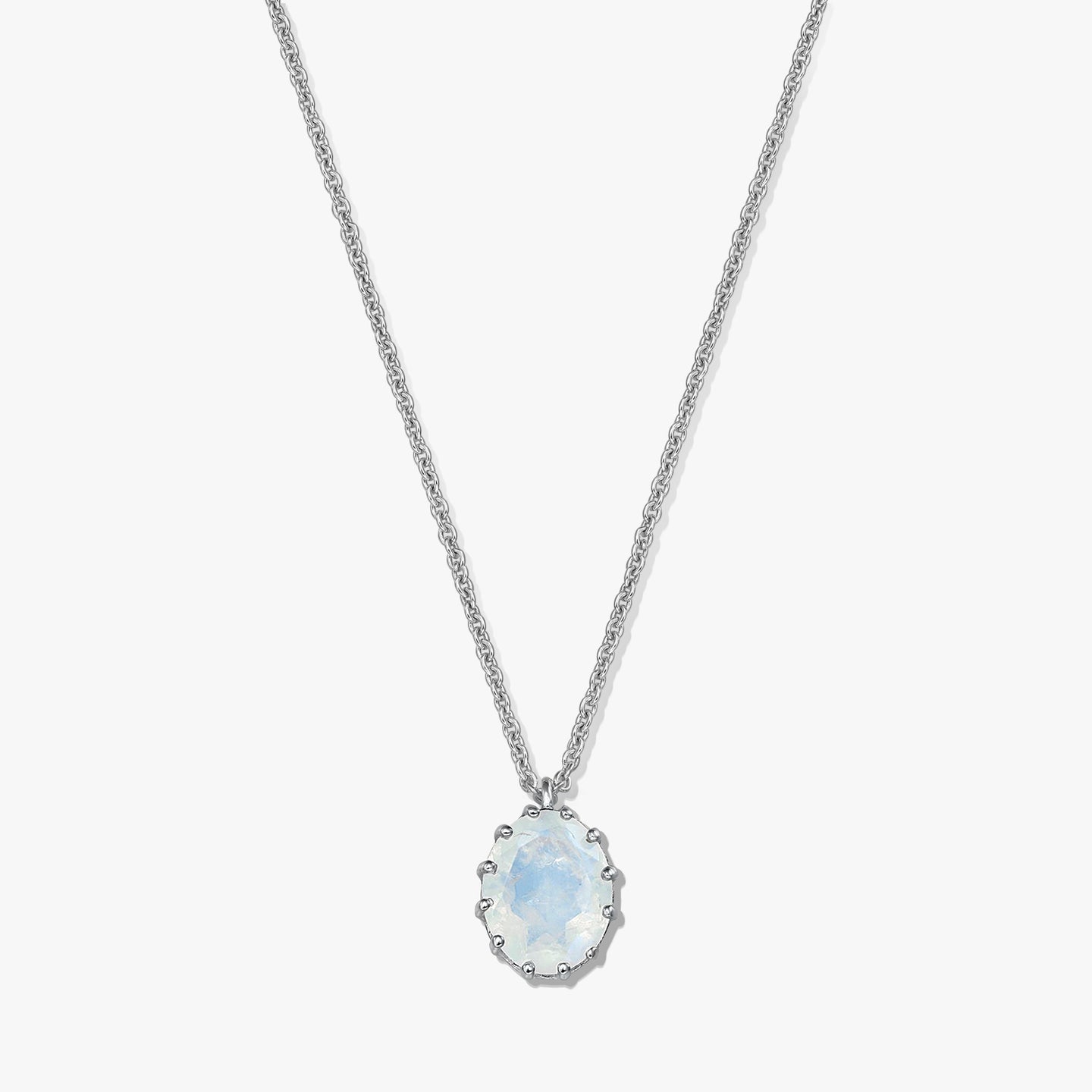 Collana in argento sterling con ciondolo ovale in pietra di luna su sfondo bianco.