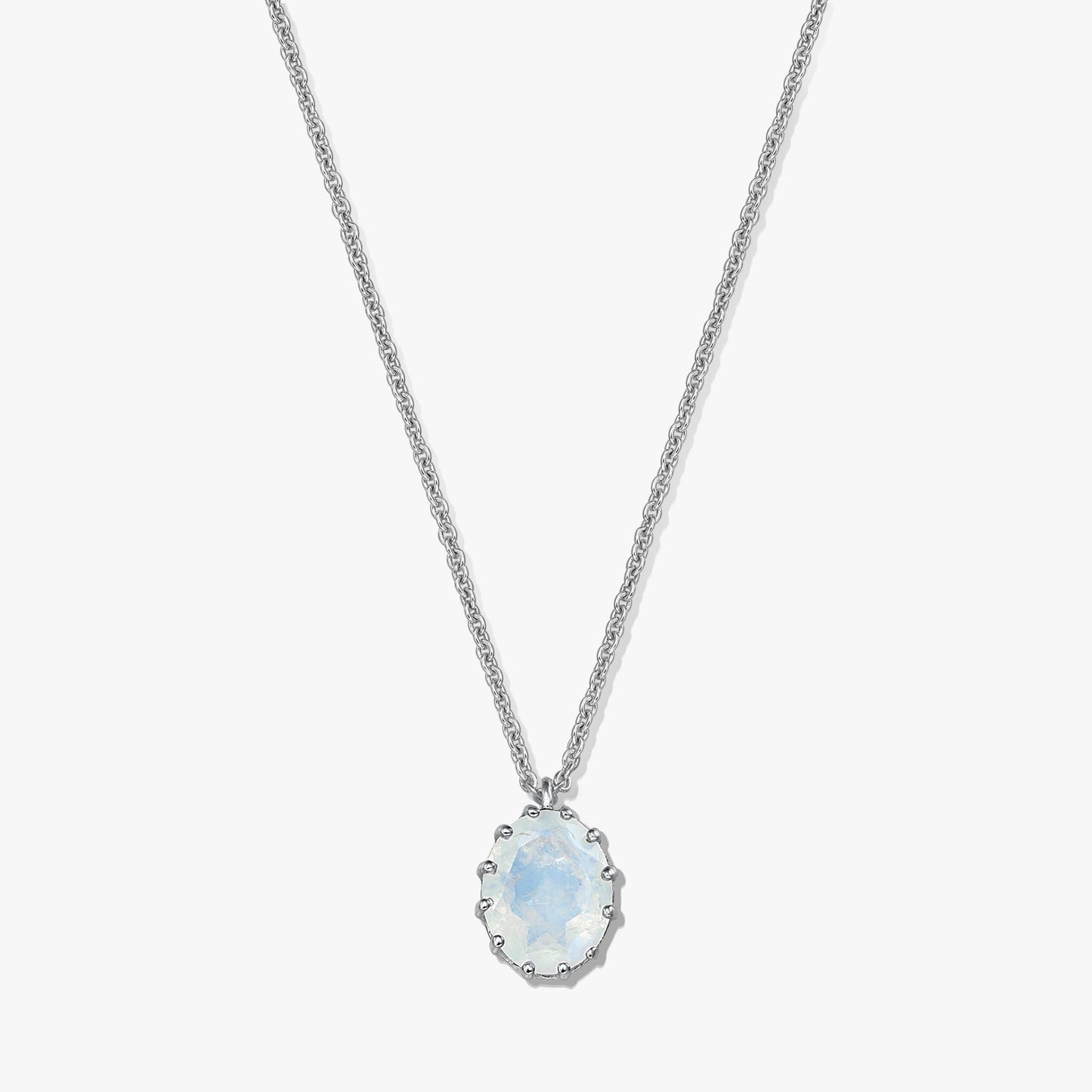 Collana in argento sterling con ciondolo ovale in pietra di luna su sfondo bianco.