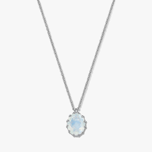 Collana in argento sterling con ciondolo ovale in pietra di luna su sfondo bianco.
