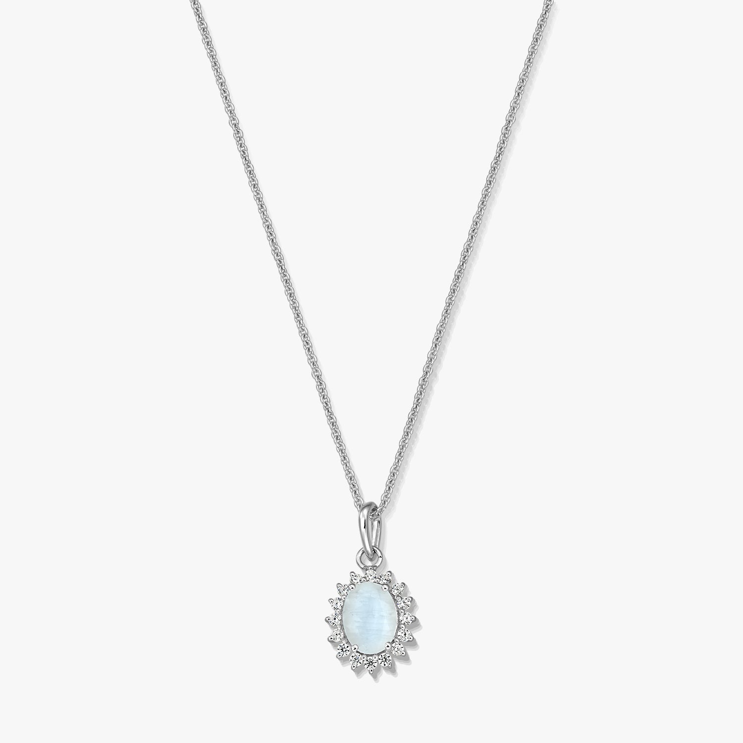 Collana in argento sterling con pendente in pietra di luna ovale incorniciato da un delicato alone, fotografata su sfondo bianco.