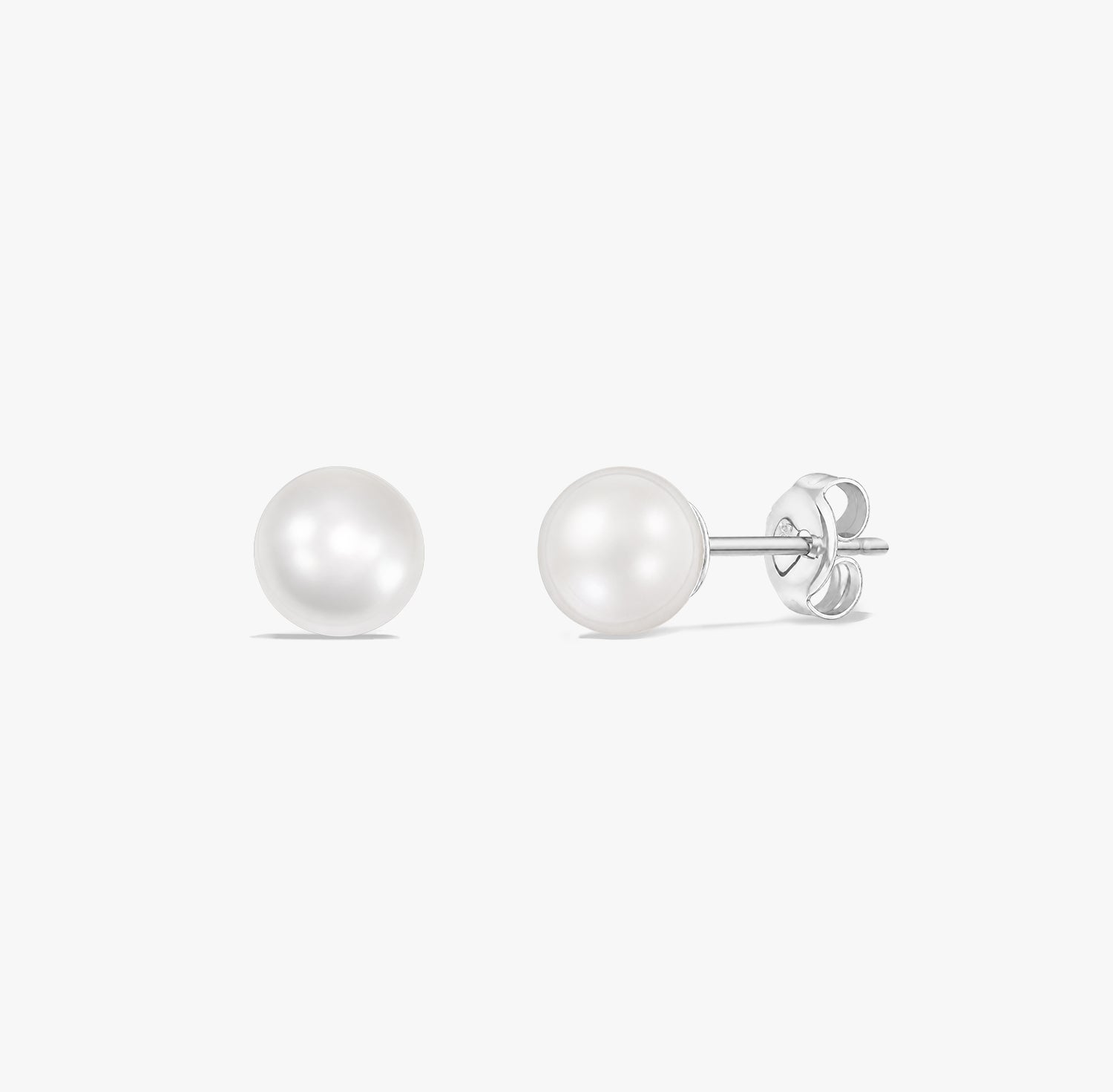 Coppia di orecchini a lobo classici con perle bianche naturali montate in argento sterling 925 su sfondo bianco.