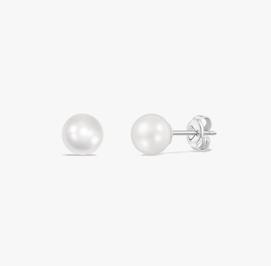 Coppia di orecchini a lobo classici con perle bianche naturali montate in argento sterling 925 su sfondo bianco.
